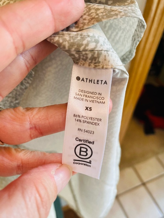 Athleta Zephyr Refined Tank Snakeskin Print Small Viper Reptile Cream - Picture 6 of 6